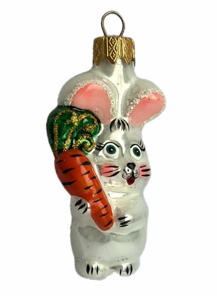 Стеклянная игрушка на елку "ЗАЙЧИК МАЛЫШ С МОРКОВКОЙ" 7 см