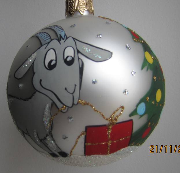 Стеклянный шар на елку коза с подарком ∅8 см