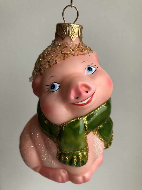 Стеклянная игрушка на елку "СВИНКА В ШАРФИКЕ" зеленом 10 см